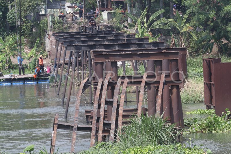 PEMBONGKARAN JEMBATAN PENINGGALAN BELANDA | ANTARA Foto