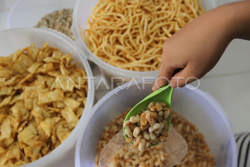 Produksi Kue Kering Jelang Lebaran Idul Adha Antara Foto