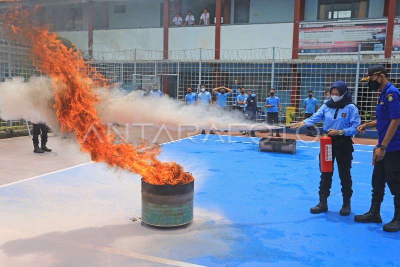 LATIHAN PENANGGULANGAN KEBAKARAN DI LAPAS | ANTARA Foto