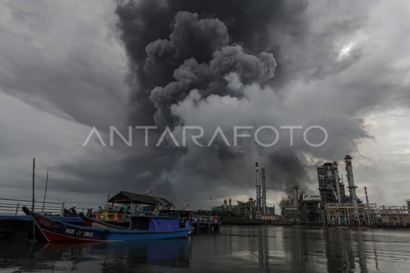 UPAYA PEMADAMAN KEBAKARAN KILANG PERTAMINA CILACAP | ANTARA Foto