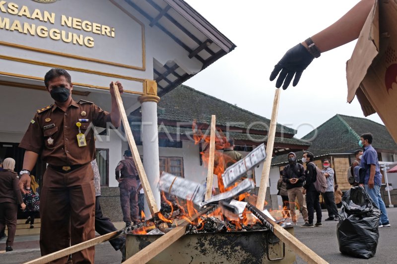 PEMUSNAHAN BARANG BUKTI KEJAHATAN | ANTARA Foto