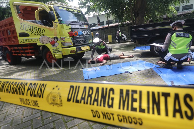 SIMULASI PENANGANAN KECELAKAAN LALU LINTAS | ANTARA Foto