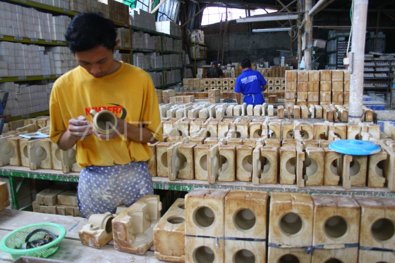 Upaya Perajin Keramik Mengatasi Anjloknya Penjualan Antara Foto