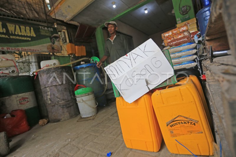 KELANGKAAN MINYAK GORENG CURAH | ANTARA Foto