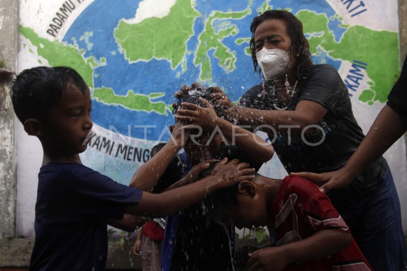 TRADISI PADUSAN KAMPUNG JOHO | ANTARA Foto