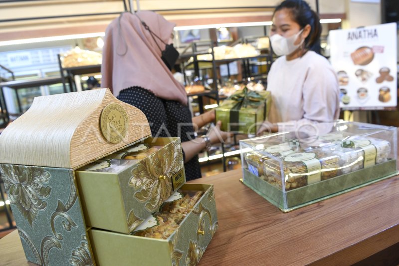 PESANAN BINGKISAN KUE MENINGKAT | ANTARA Foto