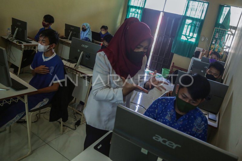 PELAKSANAAN UJIAN SEKOLAH BERBASIS KOMPUTER DI KALTENG | ANTARA Foto