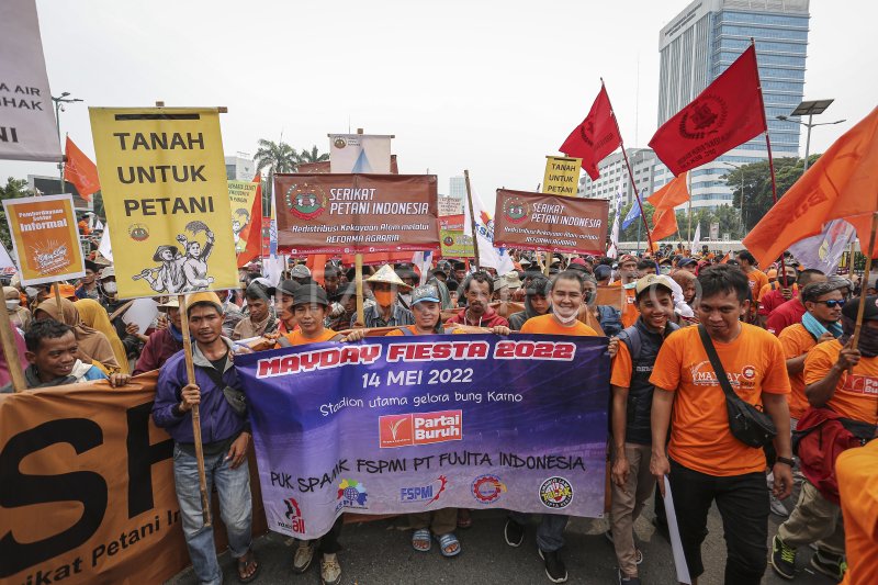 UNJUK RASA BURUH DI DEPAN GEDUNG DPR | ANTARA Foto