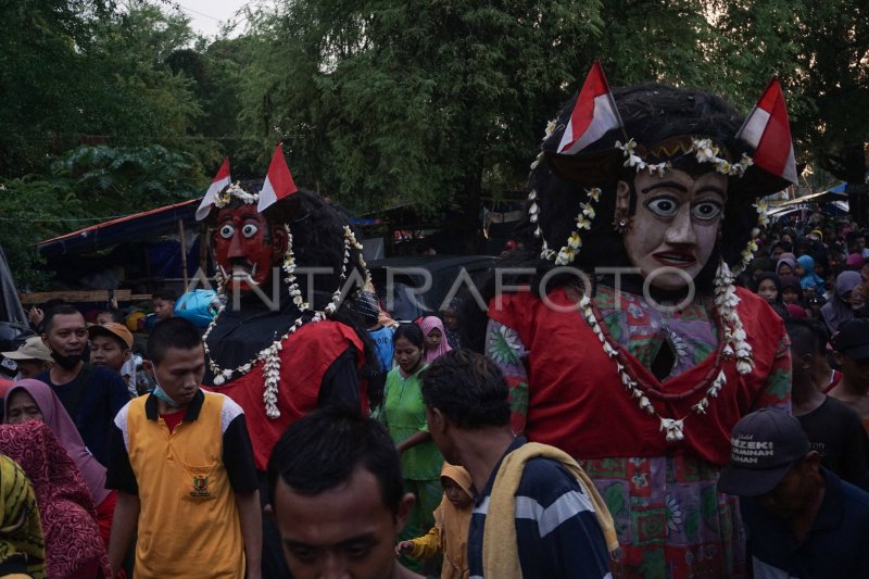 Tradisi Arak Arakan Manten Glepung Antara Foto