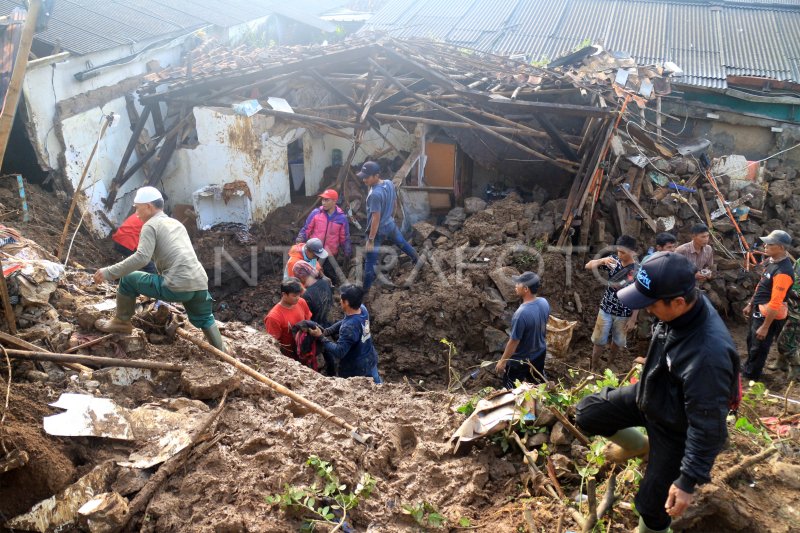 Pencarian Korban Tanah Longsor Di Bogor Antara Foto