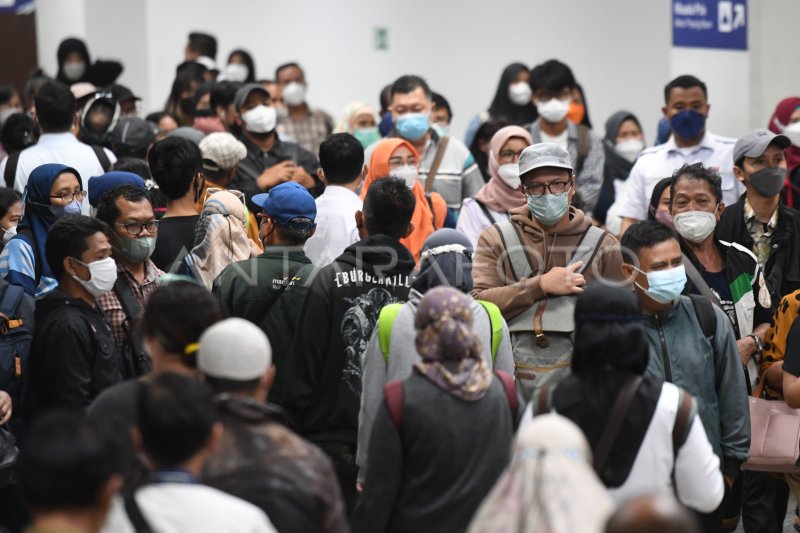 Kepadatan Penumpang Transit Di Stasiun Manggarai Antara Foto 3762