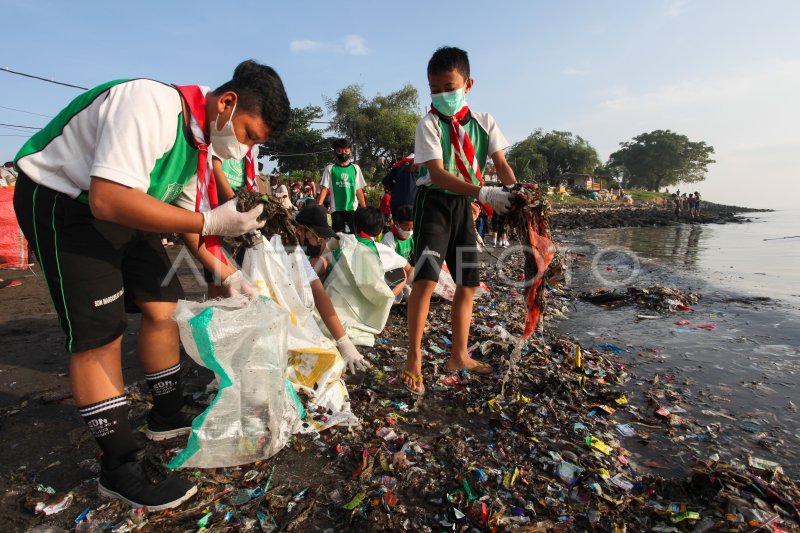 AKSI HARI LINGKUNGAN HIDUP SEDUNIA DI SURABAYA | ANTARA Foto