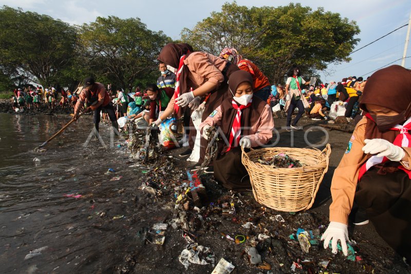 AKSI HARI LINGKUNGAN HIDUP SEDUNIA DI SURABAYA | ANTARA Foto