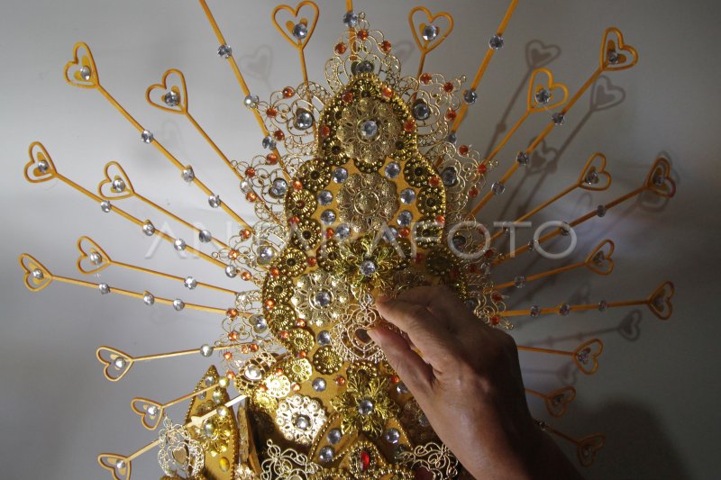 KERAJINAN AKSESORIS ADAT NUSANTARA | ANTARA Foto