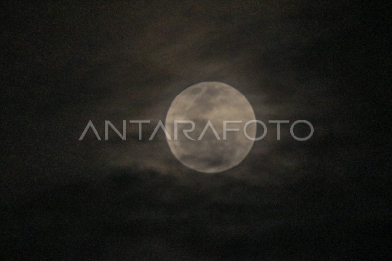 Fenomena supermoon stroberi antara foto