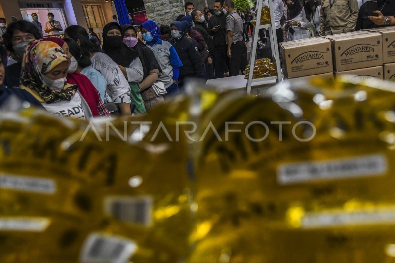 KEMENDAG LUNCURKAN MINYAK GORENG KEMASAN | ANTARA Foto