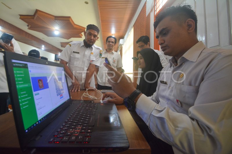 AKTIVASI PENGGUNAAAN IDENTITAS KEPENDUDUKAN DIGITAL | ANTARA Foto