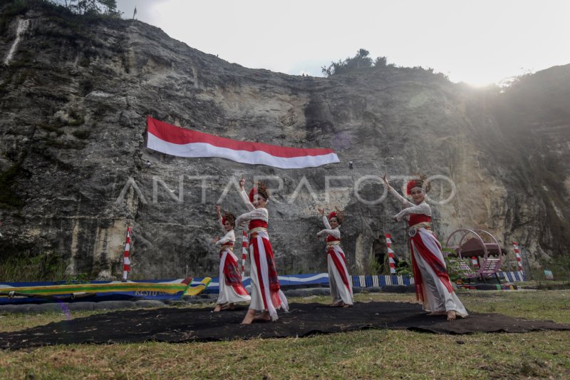 Pengibaran Bendera Merah Putih Di Gunung Kapur Antara Foto 