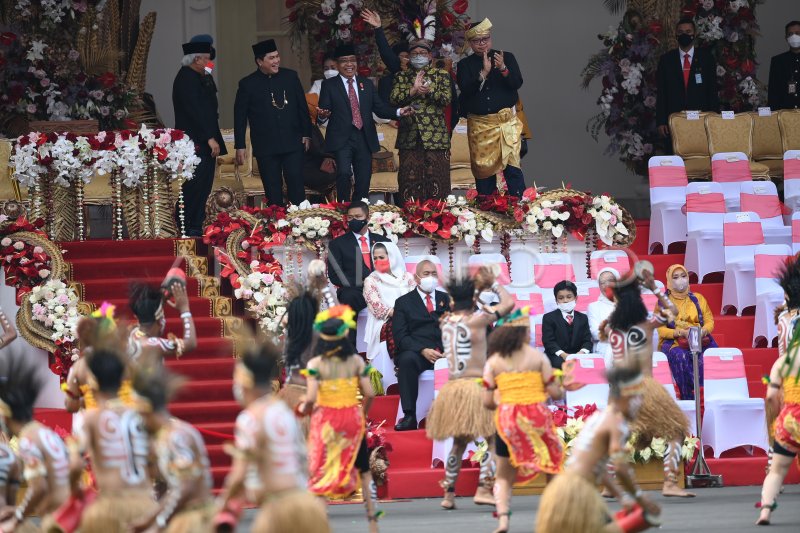 UPACARA PENURUNAN BENDERA | ANTARA Foto