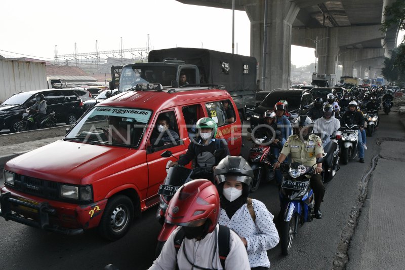 PENGATURAN JAM KERJA UNTUK ATASI KEMACETAN | ANTARA Foto