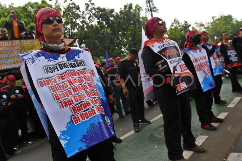 BURUH JAKARTA TUNTUT UMP NAIK | ANTARA Foto