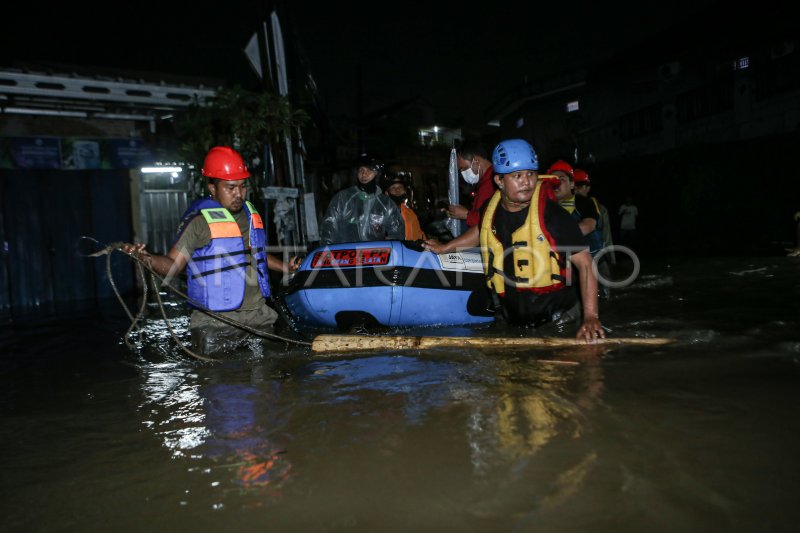 Banjir Di Tangerang Selatan Antara Foto Banjir Di Tangerang Selatan Antara Foto
