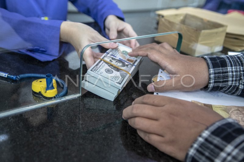 NILAI TUKAR RUPIAH TERHADAP DOLAR AS | ANTARA Foto