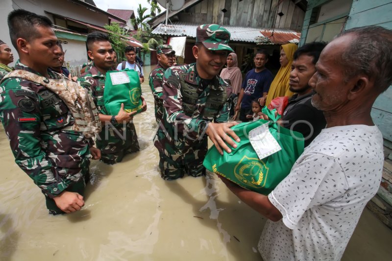 BANTUAN TNI UNTUK WARGA TERDAMPAK BANJIR | ANTARA Foto