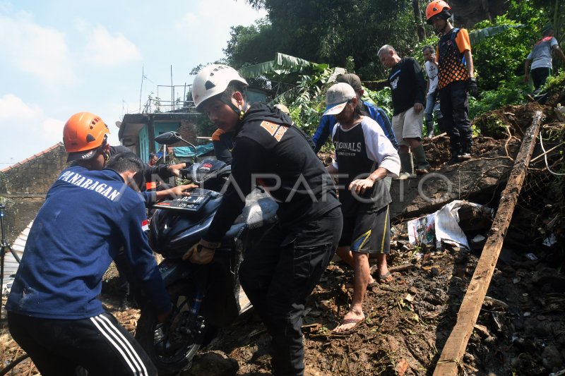 BENCANA TANAH LONGSOR DI KOTA BOGOR | ANTARA Foto