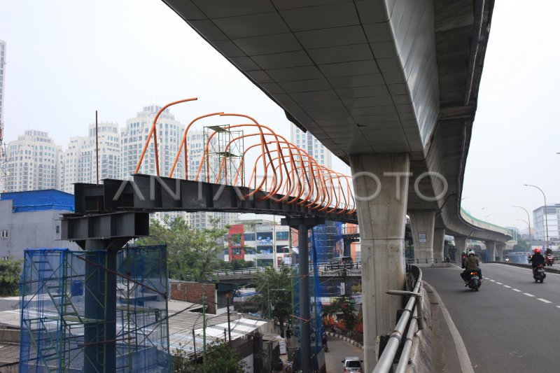 PEMBANGUNAN JEMBATAN PENYEBRANGAN ORANG TERINTEGRASI | ANTARA Foto