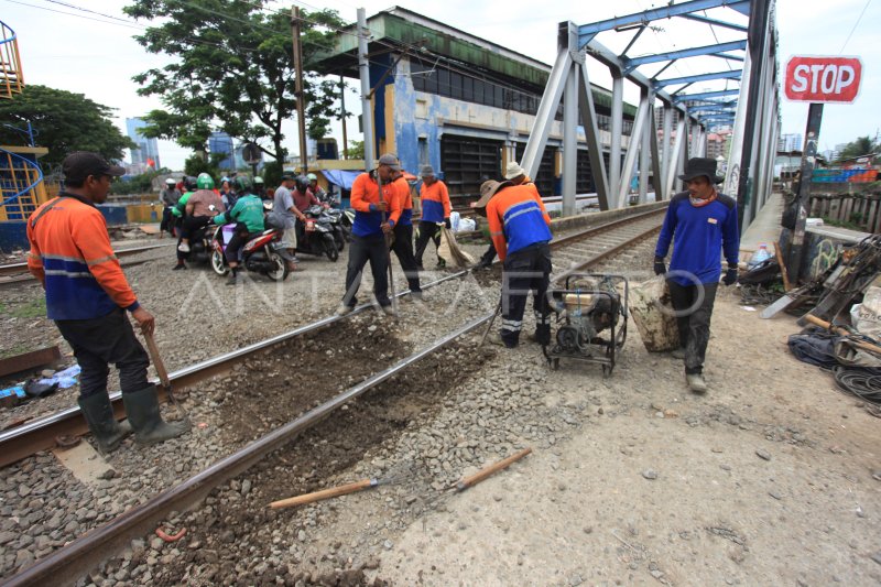 PERBAIKAN JALUR REL KERETA API JAKARTA | ANTARA Foto