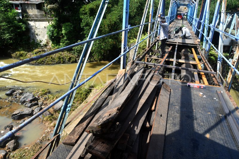 PERBAIKAN JEMBATAN PENINGGALAN BELANDA | ANTARA Foto