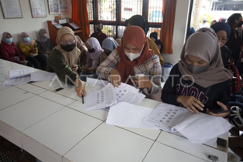 PENYALURAN BANTUAN SUBSIDI UPAH | ANTARA Foto