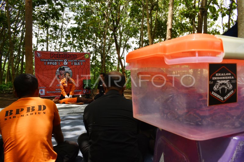 PELATIHAN PERTOLONGAN PERTAMA GAWAT DARURAT | ANTARA Foto