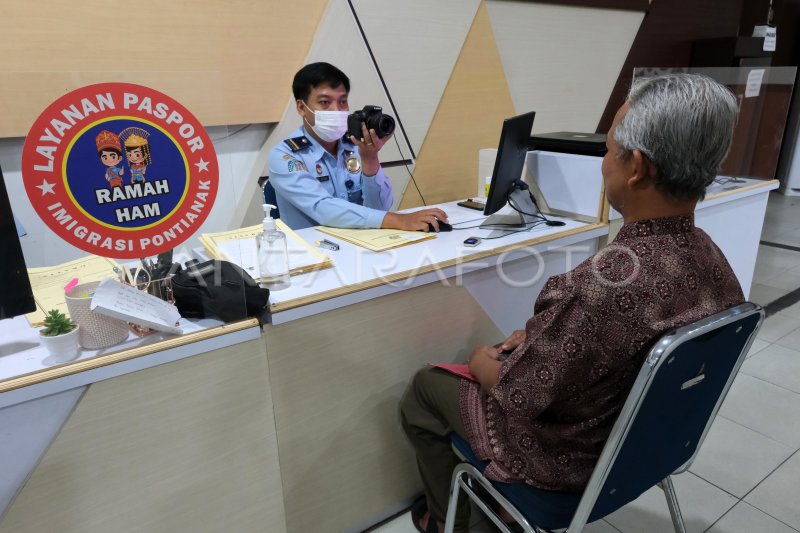 LAYANAN PEMBUATAN PASPOR DI KANTOR IMIGRASI PONTIANAK | ANTARA Foto