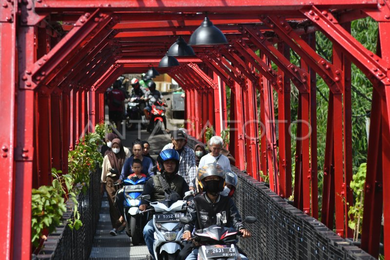 JEMBATAN PENINGGALAN BELANDA KEMBALI DAPAT DIGUNAKAN | ANTARA Foto