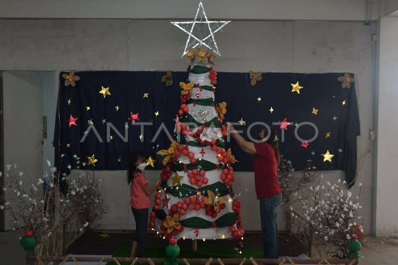 LOMBA MEMBUAT POHON NATAL BERBAHAN RAMAH LINGKUNGAN