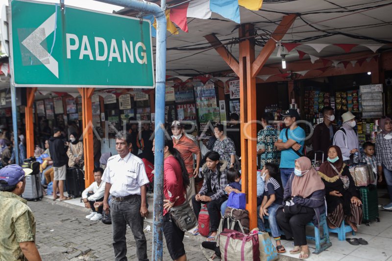 PUNCAK ARUS MUDIK NATARU DI JAKARTA | ANTARA Foto