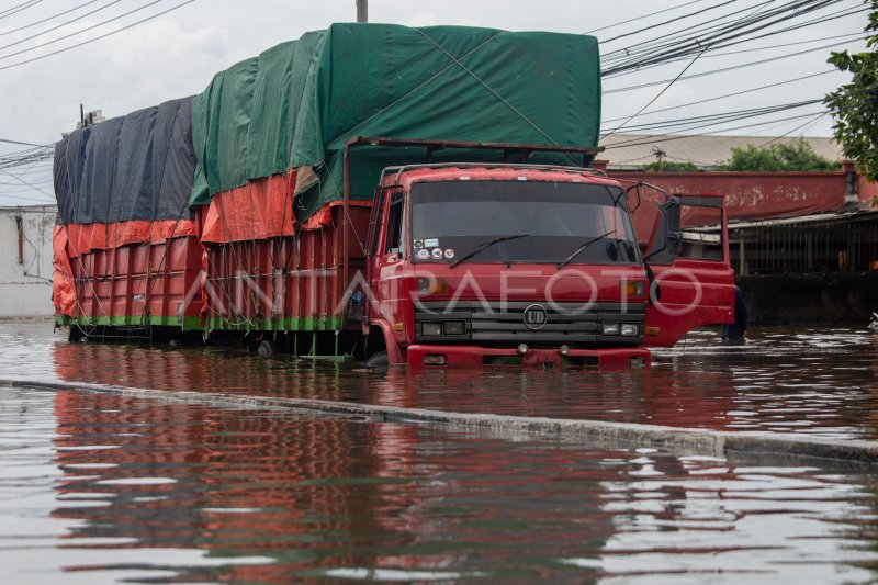 BANJIR MASIH MERENDAM JALUR PANTURA SEMARANG | ANTARA Foto