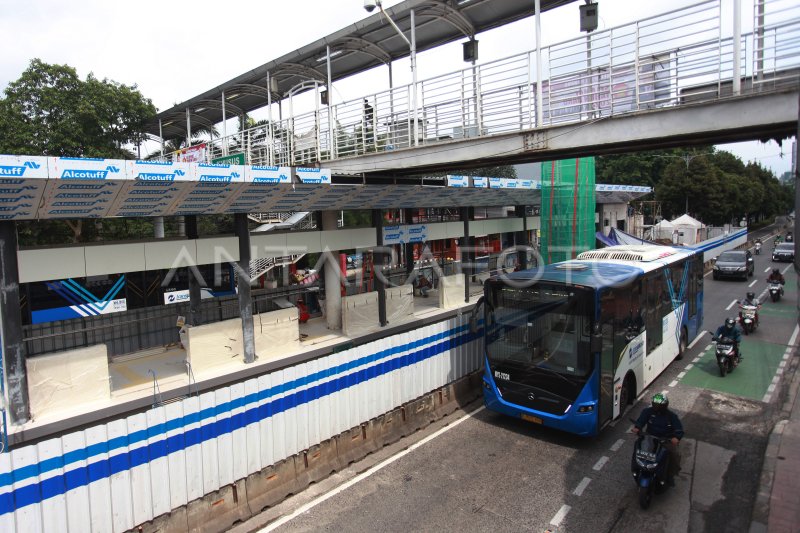 PENGERJAAN REVITALISASI HALTE TRANSJAKARTA | ANTARA Foto