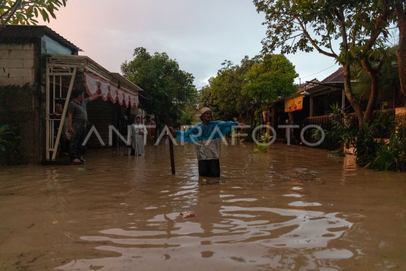 BANJIR BANDANG DI PERUMAHAN DINAR INDAH SEMARANG | ANTARA Foto