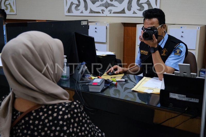 Layanan Pembuatan Paspor Sehari Jadi Antara Foto 8107