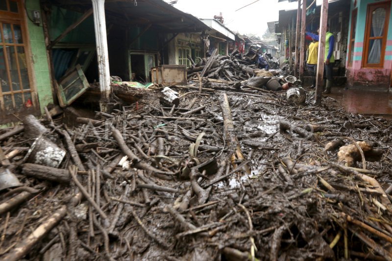 RENCANA RELOKASI RUMAH TERDAMPAK BANJIR BANDANG | ANTARA Foto