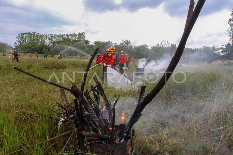 SIMULASI PEMADAMAN KEBAKARAN HUTAN DAN LAHAN | ANTARA Foto