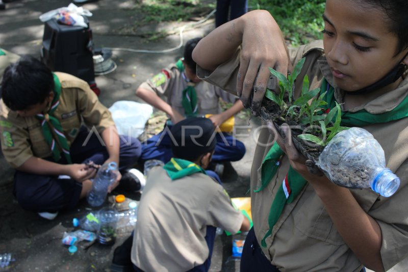 BELAJAR MEMANFAATKAN BARANG BEKAS | ANTARA Foto