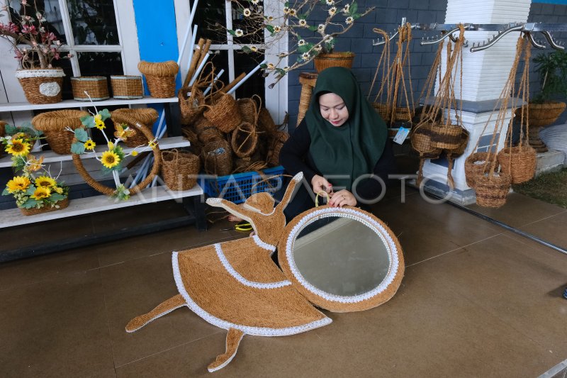 KERAJINAN DAUR ULANG BARANG BEKAS | ANTARA Foto