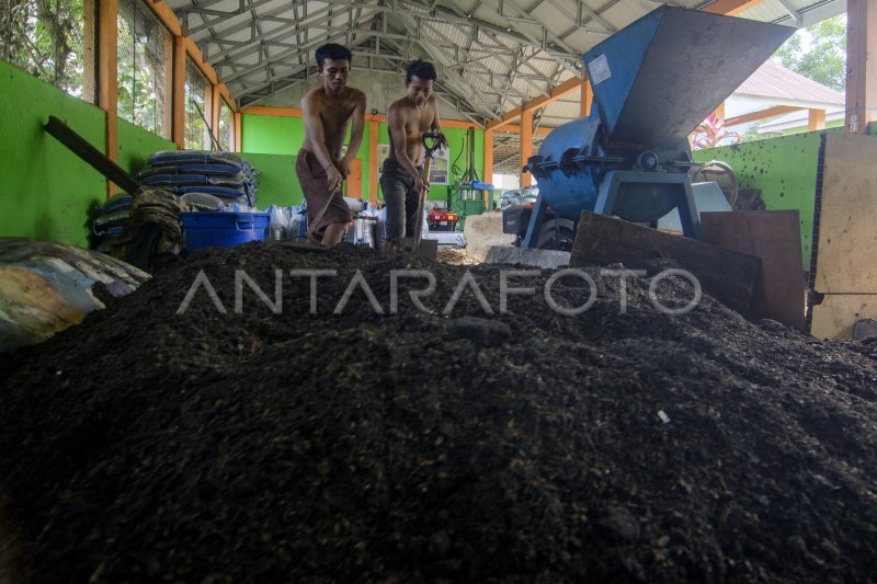 PENGOLAHAN SAMPAH ORGANIK MENJADI PUPUK KOMPOS | ANTARA Foto