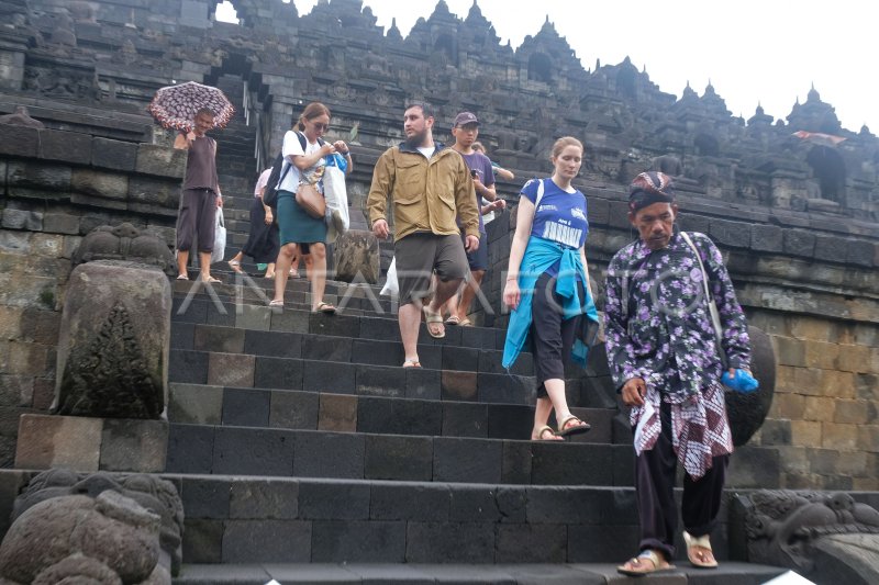 Kajian Lapangan Tertutup Kunjungan Naik Candi Borobudur Antara Foto