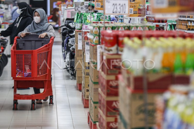 KONSUMSI RUMAH TANGGA DORONG PERTUMBUHAN EKONOMI 2023 | ANTARA Foto