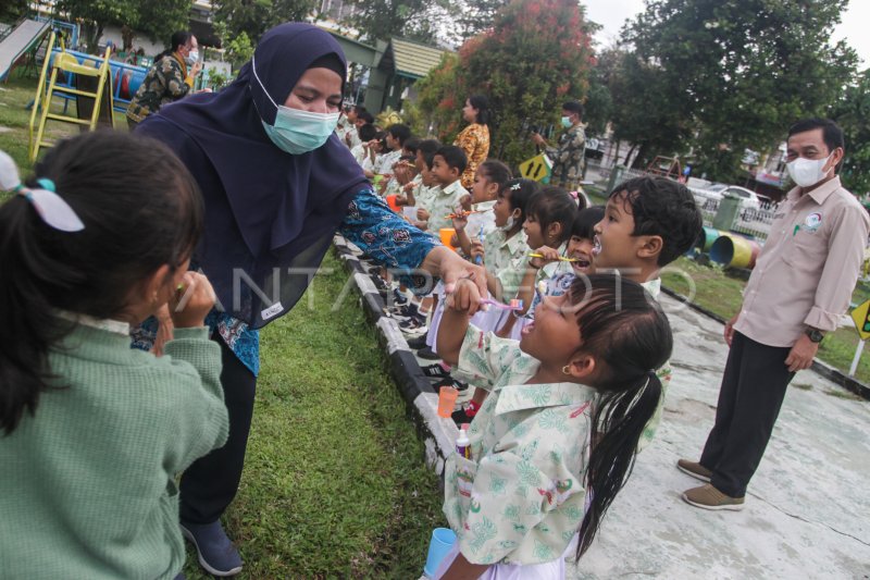 PENYULUHAN KESEHATAN GIGI DI SEKOLAH | ANTARA Foto